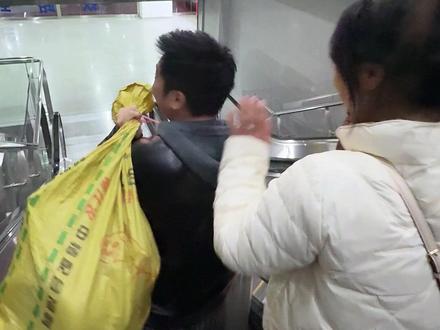 90后水杯老板日常Vlog 感谢粉丝送来的美食,便宜运营有个梦,万一实现了呢,冲冲冲 #老板日常 #世大家 #世大家马年限定 #便宜运营 #老板日常