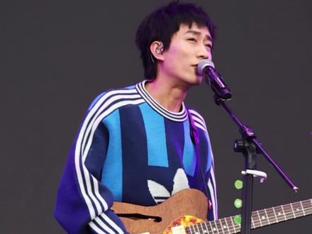 昨天找素材翻到这段《初恋》,太喜欢了,翻新重发一遍。#回春丹 #初恋 #刘西蒙 #音乐现场