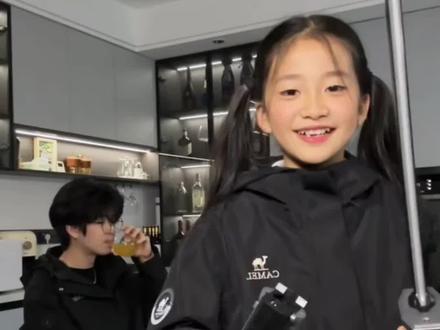 带火花和灯光的光剑,太酷了!真的很担心以后他爹和娃抢玩具 给娃抢哭#光剑 #酷炫 #新奇特玩具 #火花光剑