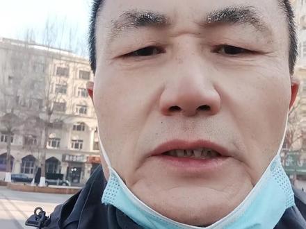 闫阎姓
读音为yán的姓有17个,它们是颜言阎严延岩炎研妍沿闫蜒筵檐盐允铅。
今天给出文字资料的姓是闫和阎两姓。
谨以此文献给同我的亲人闫红、闫建国、闫雷以及在抖音中不相识的闫姓朋友。
一、闫姓
姓源:《说文》有阎无闫。今《姓谱》分为两姓,见《正字通》。亦见《姓苑》。或系阎氏之俗写。
除汉族外,现在有蒙古、满、瑶、保安、回、等民族使用汉字姓时均有此姓。
资料中未给出郡望。闫姓在当代不是大姓。主要分布在甘肃、山西、陕西、四川、台湾等省。
资料来自《中国姓氏大辞典》1125页。
二、阎姓
姓源有4种,只介绍2种。
1、系自姬姓。周武王封太伯(亦称泰伯)曾孙仲奕于阎乡(故地在今河南西华西),因以为氏。又云,周康王少子封于阎城,子孙氏焉。
2、春秋时晋成公子懿食采于阎邑(故地在今山西万荣西南之阎景镇),晋灭之,子孙散处河洛,以邑名为氏。
除汉族外,有满、达斡尔、蒙古、回、东乡等民族有此姓。
郡望:天水、河南、乐安、太原。
在当代为75位大姓。占全国人口的0.252%。河南、山东、河北、山西、安徽、黑龙江六省多此姓。占全国阎姓人口的68%。
资料来自《中国姓氏大辞典》1619页。
张晓平于2
