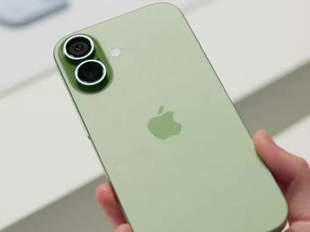 苹果又挤了一年牙膏!博主定焦数码透露,iPhone 18标准版在外观设计上几乎没有变化,仅屏幕尺寸可能会有微调#iPhone18