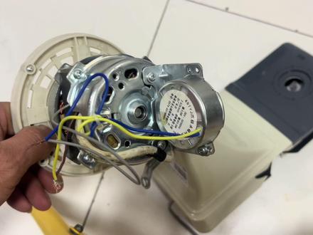 电风扇坏了千万别扔,拆掉摇头电机,使用它可以改成发电机