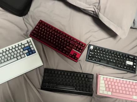 总结一下:1丶ev63就算是750的磁通量也会断,而且shift键不太适合部分人,太小了 按了一天左手疼。
2丶ez63,贵且老但颜值和质感还是不错的目前没找到有什么大问题,我也是用ez上的赋能,没出现过断触。
3丶极光典藏版,键帽如果能像ev那样侧刻就好了,字母印刷的有点油手,而且驱动断断续续的像是半成品还没调整好就发了,但性价比性能和打字手感来说应该是这里面最好的了。在键盘没有自动重连的情况下没出现过断触
4丶墨刃80也是磁轴80配列的鼻祖,键帽也是有点滑,但在半年前一年前他就是神中神,打字音放到现在竞争对手太多了也有点不够看了,第一把0.005的键盘,不是很跟手用着。也有断过一两次
5丶esu67这把键盘比较特殊,他三折叠既能防尘又能拿来当掌托,而且这个掌托冬天还能换成皮革的防止冰手,不喜欢还可以拆下来,最关键的是这个快拆换个pcb就是三模机械键盘,缺点就是价格太贵了,目前没有出现过断触。
6丶bh65,说实话我当时买这个的时候并没有抱多大希望,毕竟在磁轴圈他们家有点陌生,被灯条吸引了,结果出奇的跟手,他家参数上比不上人家但是用着就是跟手,有wooting内味了,用的最久的就是他,用了半年了一次断触没出现过,而且他家送的原装线材质一看就和别人家不一样,特别稳,就是这个背面不太行,价格呢比rs6贵点,但rs6和bh65我都没有出现过断触现象 所以看外观选择#游戏外设 #磁轴 #ev63 #iqunix #无畏契约