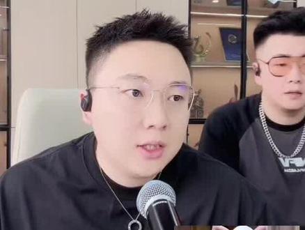 大白聊公屏上提的一个做梦ZB,回应这个做梦ZB对余泽对渔夫哥的说法
在我眼里渔夫哥是非常有个性的大哥,我第一次知道渔夫哥是在三斤家那时他才40多级,但是都在三斤那边升的,后来就看见他出来外面直播间了,也来过大白直播间帮大白打过一次大局PK,渔夫哥最有个性的点应该是除了是三斤,其他四人局里面他去谁直播间就是帮这个直播间上票,不管其他三个人他是否认识,比如这次abcd四个人其实渔夫哥都刷过也认识,但是今天他进a直播间就只帮a打,如果下次又是abcd四人局他进了b直播间他就只给b打,非常有个性。而比如大帝跟K皇就可能上三家甚至四家都上#现场直播 #围观 #人气爆棚 #抖音直播#录屏回放 @大白(狗子) @余泽😡(323)