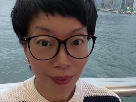 别瞎办!亲测2026香港银行卡,线上成功率最高的是这家! 来香港,到底哪家银行卡最值得办?工银、汇丰、招商永隆、建行亚洲、中银... 大家都说能线上开户,但作为过来人,我告诉你这背后门道可太深了,办错了,被拒好几个月都下不来卡!
今天直接说结论,汇丰,绝对是我心目中2026年线上开户成功率最高的银行!你听好,只要你人到了香港,打开定位,在APP上跟着流程走,提交完资料,很多人都是当场“秒批”的!唯一的门槛就是开户后要维持港币1万元资产才能免管理费。
那其他家呢?中银香港,虽然支持线上,但因为审核太严,线上成功率很低,很多人吹它呢只是因为“中银香港”和“内地中行”之间转账免费!工银亚洲就更别提了,线上的“预申请”基本就是填个表,完事儿你还得专门跑一趟香港,去线下激活才行,当场还要地址证明!
至于招商永隆跟建行亚洲,它们对内地客户的材料审核也比较严,门槛相对也高一些。所以听我一句劝,汇丰 + 众安是个好组合。记住这个最简方案:汇丰线下卡保底,众安线上秒批备用!
办卡之前,还得再提醒你这几个注意事项:
1️⃣ 港澳通行证有效期要大于6个月。
2️⃣ 手机一定要有开通漫游,并且有NFC功能。
3️⃣ 过关的时候,别忘了拿那个“入境小白条”!
你准备办哪家银行?评论区告诉我~#香港开户 #五一香港 #香港人 #香港之行 #港卡