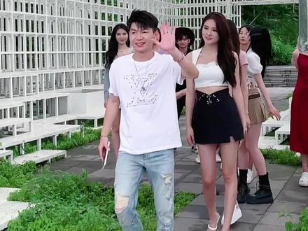 都问我身边为什么这么多美女 那肯定要胆子大点啊 你不主动岀击 哪会成功@斌少✨ @豪哥车模之家 #斌少 #豪哥车模之家