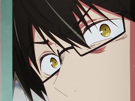 「万字解说」一口气看完《我推的孩子》第一季! 《我推的孩子》改编自赤坂明原作、横枪萌果作画的同名漫画,第一季讲述了妇产科医生雨宫吾郎和早逝女病人天童寺纱利奈,在意外中双双遇难后,转生为当红偶像星野爱的双胞胎孩子阿库亚和露比。星野爱作为地下偶像团体 “B 小町” 的核心成员,在 16 岁时因意外怀孕诞下两人,后委托经纪人齐藤壹护及其妻京子代为抚养,自己则以单身偶像身份复出。
三年后,在 B 小町即将于东京巨蛋演出之际,星野爱被狂热粉丝刺杀,刺客随后畏罪自杀。阿库亚推测泄露星野爱怀孕、医院及住址信息的是他们的亲生父亲,且此人在演艺圈内,于是发誓要报仇。
之后,阿库亚和露比开始上高中,遇到了天才童星有马加奈,加奈邀请阿库亚参与漫画改编的真人剧集《今天就稍微甜一点》的演出。阿库亚还参加了恋爱真人秀《从现在开始认真恋爱》,并在节目中救下了因网络欺凌试图自杀的黑川赤音。为了感谢阿库亚,赤音开始模仿星野爱的形象,并收集与爱相关的信息。
最终,阿库亚邀请加奈、MEM 啾等加入莓 Pro,与露比一起组成了新偶像团体 —— 新生 “B 小町”,并在阿库亚的支持下,新生 “B 小町” 的出道表演取得圆满成功。而阿库亚也在演艺圈内不断寻找着杀害母亲的真正幕后黑手。#青年创作者成长计划 #我推的孩子 #动漫编年史 #我在抖音看动漫 #星野爱