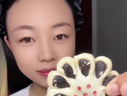 #老式糕点 #鲜肉月饼有多好吃 #枣花酥 #牛舌饼 老师月饼集合啦