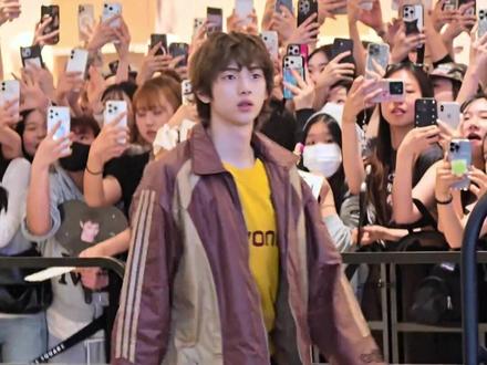 仿佛看到了我讲韩语的样子#cortis #金主训 #juhoon #签售 #韩娱 (cr: @叫我点点.(和cortis全员签售版)