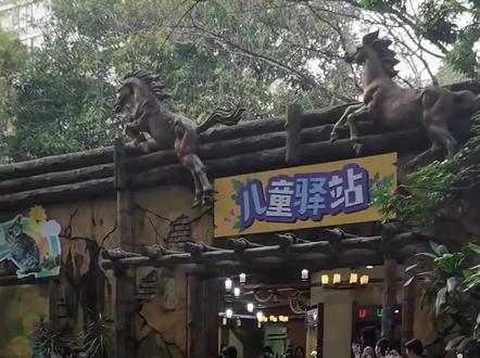 下班快乐😂跟着小斑马小角马一起跑,起飞的视频看花眼😂天天问怎么不一起跑的自己看#小斑马#小角马#动物下班多有趣#下班快乐#长隆动物下班名场面