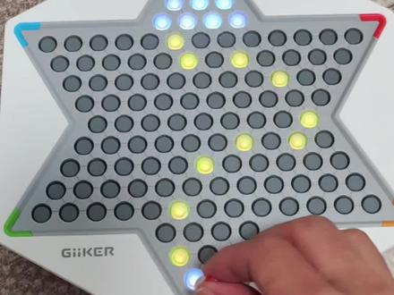 跳棋玩出新花样👏寒假过年有的玩了!
两种玩法
1️⃣宝石神偷(省妈单人闯关模式500关)
2️⃣经典跳棋(2-6人可以人机对战)
一体棋盘好收纳不容易散落
寒假带娃妥妥的👍安排!#出行玩具 #计客 #省妈玩具 #玩具 #桌游