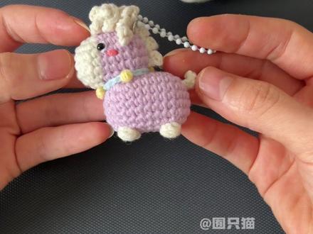 迷你小马钩织视频教程~详细 颜色大家可以根据喜好自行搭配~
🧶:@苏苏姐家官方旗舰店 四股棉(浅紫色04.米色19.水蓝色54.浅黄16.浅红12)
🪡:2.00mm/1.5mm钩拆两股
#钩针 #钩针教程 #手工diy #毛线钩织