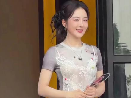 虞姬扮演者李依晓回沭阳娘家,万人空巷场面太震撼,全城乡亲热情相迎,故土情怀暖人心#李依晓抵达沭阳 #李依晓宿迁游 #李依晓 #虞姬