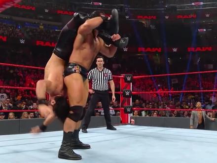 德鲁准备攻击赛斯罗林斯却遭约翰塞纳霸王举鼎,全能王发起飞冲肩 #德鲁麦金泰尔 #全能王鲍比莱斯利 #芬巴洛尔