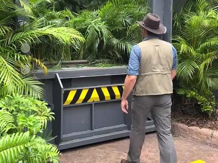 奥兰多环球影城——侏罗纪公园(Jurassic Park)位于 Islands of Adventure 乐园(IOA)内,是以电影《侏罗纪公园/世界》为主题的一整片区域,充满冒险与恐龙的世界。
🎢 1. Jurassic Park River Adventure(河流探险)
•项目特色:乘坐黄色圆形筏子河流漂游,途中观赏逼真恐龙景观,体验被迅猛龙追逐,最终迎来 85 英尺(约 26 米)的大落差,水花飞溅,刺激惊险。
🎢 2. Jurassic World VelociCoaster(迅猛龙过山车)
•超高人气: 是佛罗里达州最快、最高的发射式过山车,2.4 秒内加速至 70 mph(约 112 km/h),并包括 155 英尺高顶帽、大角度下坠、心线翻滚等高级特效 。
•体验感:与侏罗纪世界剧情和角色(如 Owen Grady & Claire)结合,仿佛身处暴走迅猛龙的世界,口碑极高,被评为“世界最佳过山车”
• 设施说明:需身高至少 51 英寸(130 cm);入口设金属探测器及家庭等候室,可带小孩等待 ;支持 Universal Express。
🧒 3. Camp Jurassic & Pteranodon Flyers
•Camp Jurassic:多层恐龙主题探险乐园,包括洞穴、水弹、攀爬网及吊桥等,深受小朋友喜爱。
•Pteranodon Flyers:小朋友飞行体验,对应身高 36–56 英寸(91–142 cm),需由大人陪同搭乘。
🔬 4. Jurassic Park Discovery Center
•互动体验中心,内有恐龙骨架、模仿 DNA 测试、侏罗纪世界展览以及拍照的迅猛龙“Blue” 。
🍽️ 5. 餐饮 & 商店推荐
•Thunder Falls Terrace:河流探险出口对面,主打烤鸡沙拉和甜点,性价比高 。
•Jurassic Outfitters:园区专属恐龙主题商店,出口即有,售卖毛绒、杯子、T 恤等。 #环球影城 #侏罗纪世界 #恐龙 #旅行Vlog #美国生活