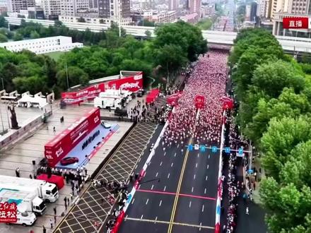 “最速总裁”狄鋆拿下长春马拉松冠军 赛事 | 2026长春马拉松,“最速总裁”狄鋆“最速总裁”狄鋆一骑绝尘拿下长春马拉松男子全马冠军。
福建一哥李政跃亚军,刘富国季军。
通拉嘎拿下女子全马冠军,邓春艳亚军。
男子半马前三:范士庆、姬玉良、曹天祥
女子半马前三:唐晓芳、张贺、刘飞飞
#2026长春马拉松
#狄鋆
#李政跃
#通拉嘎
#唐晓芳
@抖加小助手
