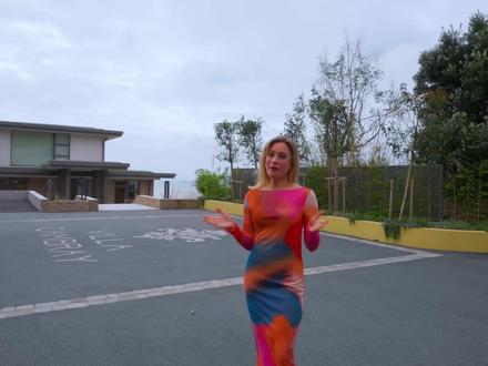 参观英国泽西岛价值1600万英镑的现代海景豪宅 坎布雷别墅 (Villa Cambray) 是一座位于泽西岛的全新建筑风格别墅,坐落于岛上地势最高的朝南地块之一,晴朗的日子里,可饱览海岸线全景,远眺法国。在本期节目中,汉娜将带您参观这座价值 1600 万英镑、面积达 8500 平方英尺的现代住宅。别墅的设计以光线、空间和一览无余的海景为核心,拥有五间套房、开放式起居空间以及一个壮观的 15 米无边泳池,仿佛与地平线融为一体。室内设计融合了大胆的现代风格和奢华的装饰,从悬浮式悬臂楼梯和观景玻璃电梯,到时尚的主厨房、独立的厨师厨房以及完美衔接的起居、用餐和娱乐空间,无不彰显着精致品味。主套房位于顶层,充分利用了别墅得天独厚的地理位置,而客房则延续了别墅整体宁静优雅的风格。除了主要起居空间外,坎布雷别墅还配备了众多令人瞩目的生活设施,包括一个12座家庭影院、恒温酒窖和品酒室、家庭健身房、私人办公室,以及一个令人惊叹的地下车库,内设汽车升降机、旋转台,并拥有充足的空间存放大量藏品。别墅拥有宽敞的露台、户外用餐区,并享有完全的私密性,可谓是充分利用了其优越的海岸位置。
#泽西岛 #海景别墅 #英语听力 #诺曼底 #别墅设计