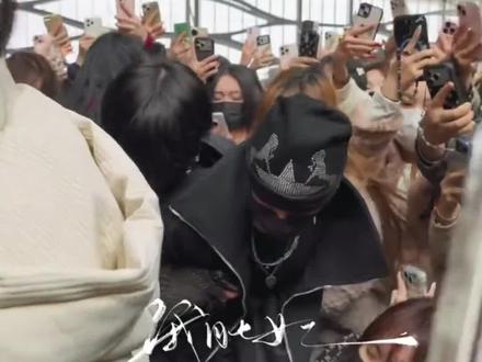 楼孩逃不过机场围堵的命运#张峻豪#余宇涵#时代峰峻#TF家族