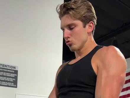 麒麟臂速成指南拒绝细狗撑爆袖口 兄弟们,想把T恤袖口撑爆吗?别整天只会做二头弯举了,那都是花架子。
想要手臂围度视觉炸裂,必须把三头肌的容量拉满,再配合超级组轰炸。这套动作一周两练,亲测有效:
第一,双杠臂屈伸(Dips)激活。
这是练三头和下胸的黄金动作。别数次数,直接做3组,每组都干到力竭,把整个手臂的神经唤醒。
第二,上斜仰卧臂屈伸(Incline Skull Crushers)。
这是长头生长的关键。躺在上斜凳上,大臂夹紧,下放时充分拉伸三头肌。做完立刻无缝衔接反握推举,不要休息!
第三,超级组轰炸(Super Set)。
刚刚做完三头,马上拿起杠铃做弯举。同样的重量,同样的力竭感。这种不间断的充血感,才是长肉的信号。
第四,绳索收尾。
绳索下压针对三头外侧头,反握弯举针对小臂和肱肌。手臂显不显粗,这些细节决定上限。
别找借口,这套流程走下来手臂如果没大一圈,那是你对自己不够狠。
##麒麟臂 ##手臂训练 ##增肌 ##健身干货 ##超级组