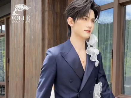 高定定制加持,云旗VOGUE首秀造型点评! #hello时尚季 #云旗 #时尚 #男明星