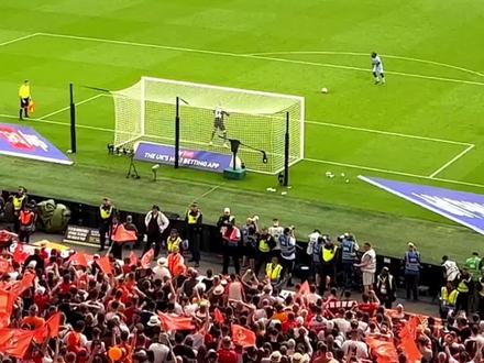 赢下最贵的决赛!英冠升级附加赛决赛:卢顿总分7比6点杀考文垂升入英超,达博踢飞生死点球。
#卢顿队史首次升入英超 #英超 #英冠升级附加赛决赛 #卢顿 #dou来足球季