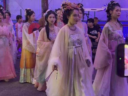 嘿,听说了吗?观澜湖星辰大海灯光节真人非遗打铁花震撼来袭,本周末激情上演非遗打铁花演出时间详见时间表!只需29.9元,即可畅玩夜场,超值到爆!这一票包含观光入园门票、无动力乐园门票、非遗打铁花表演、还有西游记巡游等十几个灯光秀节目!快来一起感受灯光的魅力,度过一个难忘的夜晚吧!#嗨翻全场#文化旅游#西游记主题乐园#亲子游玩好去处#旅行推荐官