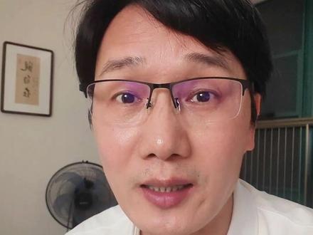 叉车作业粗心大意、女子被货物掩埋,万幸人无大碍