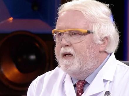 1996年戴教授@戴博士实验室 辞去在英国的工作来到中国,朋友们对他的行为很是不解。(央视频号:央视综艺)