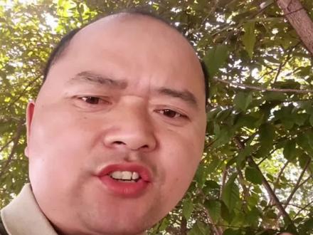 抖音大网红三炮先生大舞台首播翻车事件解析 三炮先生追梦大舞台首播翻车,三炮怒摔话筒,万人在线观看是剧本还是三炮脾气大?是不是情有可原?看完这个视频你也许会有更多的理解三炮先生#三炮先生#抖音网红三炮#大舞台#舞台翻车事件#大舞台