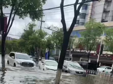 连日,荆州遭遇特大暴雨,城市陷入内涝困境,危难时刻,政府统筹调度,宜昌救援力量紧急驰援,不惧风雨,昼夜奋战,全力以赴清淤排名水,疏通要道,今日全线道路顺利通畅,风雨同舟,携手克难,致敬所有逆行奔赴的救援英雄!#暴雨大雨现场情况展示