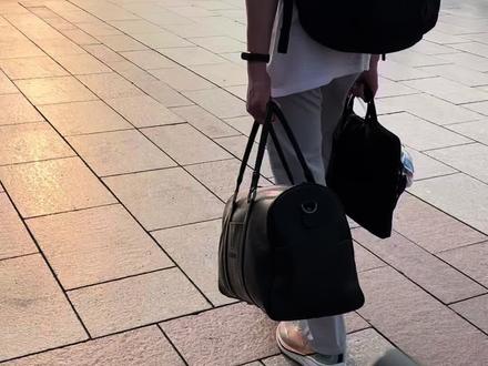 姑姑的帝都“赴约”vlog✨ 替网友们见二哥顺便被亲情喂饱的 谁懂啊!网友们天天念叨“想看二哥”,姑姑这不就亲自来帝都“执行任务”了~ 二侄儿一家的热情,比北京的夏天还热乎!☀️
白天被高温“劝退”宅家?不存在的!傍晚5点一到,侄儿一家立刻带我开启“特种兵式打卡从五点开始冲刺:先冲大裤衩抓一波夕阳斜照,等熬到亮马桥的晚霞染红天,才算收工——果然美景值得等!”
最暖的是夜景环节!坐地铁到亮马桥的晚风里,灯光星星点点的,比空调房还舒服~ 侄孙一路腼腆地跟着,却会悄悄帮我们拎水,这细节比夜景还戳人!👦
偷偷说:二侄儿全程当导游,讲解比百度还详细;侄媳妇忙着给我们拍合照,镜头后的笑声比风景还甜~ 原来最好的旅行不是赶多少路,是身边有爱的人陪你慢慢晃…#姑姑的帝都日记#地标大裤衩中国尊