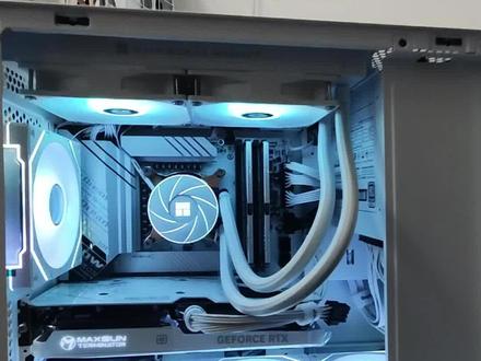 总价7942元纯白侧透游戏小机箱 12600KF搭配铭瑄RTX4070终结者纯白显卡 主板选用量大管饱的精粤z790m雪之梦 内存条选用金百达银爵4000频率双8G套条 散热利民AE240白色款 机箱是半岛铁盒克莱因N3 简洁的纯白侧透小机箱 装满6把支持ARGB的风扇 灯光效果非常不错 #装机 #纯白机箱 #4070