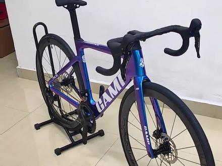 变色蓝来喽!坎普CAMP ACE7000PRO全碳纤维公路车搭配105大套变速系统以及105油刹性能非常优越,碳纤维桶轴轮毂马牌轮胎#上热门 @DOU+小助手 #公路自行车 #自行车推荐