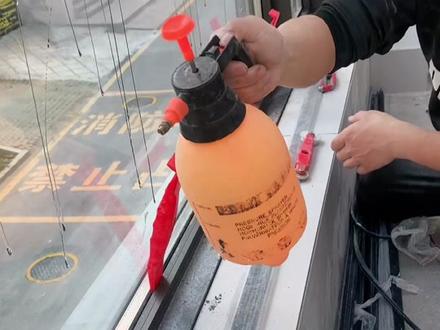 安装玻璃胶条,用这个胶铲压条轮子。很方便快捷安装。又快又方便!#门窗人 #系统门窗 #门窗 #门窗安装现场 #高端门窗定制 #铲胶工具 #施工现场实拍 #断桥铝门窗