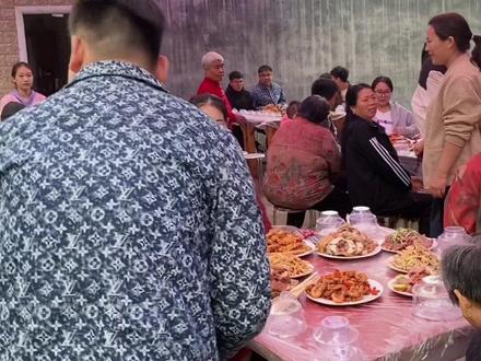 伙计们吃桌了,第一次端“圈盘”#农村酒席 #吃席了吃席了