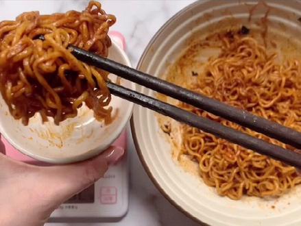 惊呆!100大卡热量的火鸡面,居然只能吃这么少?#火鸡面热量#食物热量大全 #减肥瘦身运动