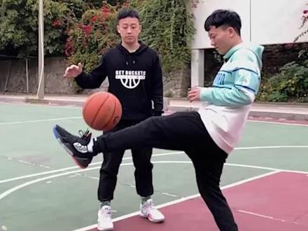 脚踢球违例可是有讲究的!#篮球