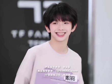 陈浚铭回眸一笑百媚生#陈浚铭 #陈浚铭四代第一且唯一门面 #热点 #是你