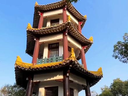 爬#芜湖 #赭山公园 最高处的瞭望塔,里面空间狭小,楼梯也太窄了。#安徽芜湖 #赭山