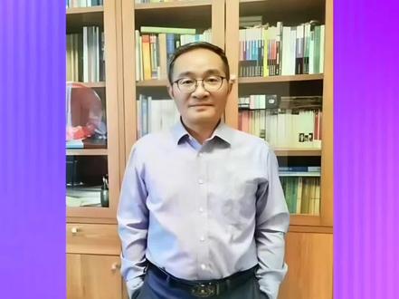 何庆机,1966年3月出生,江西赣州人,博士,加州大学伯克利分校访问学者,现任浙江工商大学人文与传播学院院长,“西湖学者”,教授、博士生导师,国家社科基金重大项目首席专家。主要研究领域为英美文学、诗歌与诗学。#江西籍教授 #江西籍精英人才