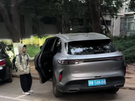 刚提第五代瑞虎8的家人们注意了!这些隐藏小技巧,4S店根本不会主动告诉你,学会了用车超省心!
空调是分区控温,主驾副驾能单独调,后排出风口左转、右转就出风,不会一边热一边冷。
隐藏式门把手一拉就能关车门,车内抠后备箱隐藏拉手就能开盖。后排有阅读灯,点一下开、再点一下关,超方便。
后排还能装小镜子,开门前瞅一眼,轻松避免开门杀!方向盘上双长方形按键按一下,直接切换查看胎压。
方向盘五角星快捷键能设全景模式,倒车、过宽墩,一键切360度全景,安全感拉满!
车内有一键折叠后视镜的按键,冬天怕结冰的话,去车机设置里关掉锁车自动折叠就行。主驾驶左下角连续拉两下,能打开前机盖;油箱盖手按一下就自动弹开。
启动断电也简单:不踩刹车按两下启动键通电,踩刹车按直接启动;车内休息想关车机,不踩刹车按一下启动键,再开点车门,屏幕立马断电!
觉得有用的家人们,点赞收藏起来,免得用的时候找不到!关注我,下期分享更多瑞虎8用车干货!#第五代瑞虎8#瑞虎8用车技巧
3. #新手买车必看
4. #汽车隐藏功能
5. #SUV用车干货