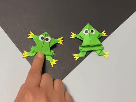 用一张正方形的纸折一只能蹦远的小青蛙,一起来折,看谁折的蹦得远#亲子手工 #幼儿园手工 #折纸教程 #动手能力培养 @抖音小助手