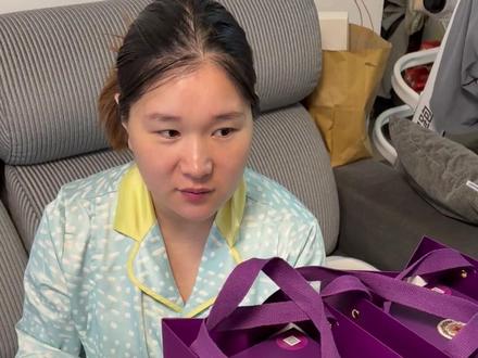 #封酒仪式 朱一属蛇,小张爸爸给我们拿的两瓶是马年茅台酒,还在犹豫要不要就封这个吧,反正是茅台就行。#新生儿