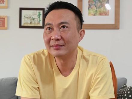 沉默的大多数与一只红心蛋
这几天,许昌的胖东来超市有点忙。前脚刚把40亿利润分给了员工,后脚麻烦就找上了门。一位名叫“王海测评”的博主宣称,在胖东来卖的一款鸡蛋里,检出了一种叫做“角黄素”的东西,含量是9.54mg/kg。他据此指出,这个数值超出了咱们国家农业农村部规定的饲料添加限量——每公斤8毫克 。
消息一出,舆论哗然。有人惊呼“奸商”,有人哀叹“食品安全没救了”,还有人替胖东来捏一把汗。胖东来倒是沉得住气,一面把鸡蛋送去复检,一面说:如果查明确实有问题,我们该下架下架,该赔偿赔偿;如果没问题,那咱们法院见 。话说得敞亮,像个做事的样子。
我看了这新闻,起初也觉得是个消费者权益受侵害的故事。可仔细一瞧,却发现这里头的弯弯绕,比鸡蛋黄还复杂。而且有意思的是,胖东来还没急,倒是有另一家“蛋中贵族”黄天鹅急得跳脚。这究竟是怎么回事?咱们今天就来聊聊这颗“显色”的鸡蛋。
先得弄明白角黄素是个什么东西。这名字听着像化学制剂,怪吓人的。其实它就是类胡萝卜素的一种,广泛存在于自然界,蘑菇、甲壳类、鱼类、藻类里都有它的影子 。当然,咱们市面上用的,多半是人工合成的。它的作用,通俗点说,就是给蛋黄“上色”。鸡吃了含有角黄素的饲料,蛋黄的颜色就会变得红彤彤、黄澄澄,看着格外喜庆 。
这玩意儿安全吗?联合国粮农组织和世界卫生组织的联合专家委员会评估过,给它定的每日允许摄入量是每公斤体重0到0.03毫克 。什么意思呢?一个70公斤的成年人,每天吃不超过2.1毫克,是没问题的。按这次检出的含量算,一枚鸡蛋大约含0.6毫克,那得一天吃三四个才逼近上限。咱们《中国居民膳食指南》推荐的一天吃蛋量,也就50克,大约一个蛋,摄入量远低于安全限值 。美国食品药品监督管理局的标准更宽,允许食品中含量达到每456克30毫克,换算下来是每公斤65.8毫克 。咱们国家呢?食品里该加多少,目前还没个明确规定 。
这就出现了个有趣的局面:一头是饲料里加多少管得死死的(8mg/kg),另一头是鸡蛋里剩多少没人管,其实国家也有道理,管住了源头饲料就行了。但是拿饲料的标准来要求鸡蛋就显得很不专业了,甚至还有些恶意。都是含量,意义却完全不是一回事。
其实,欧盟对鸡蛋里的角黄素残留是有指导限量的,大约在每公斤30毫克 。按这个标准,胖东来的鸡蛋远低于警戒线。