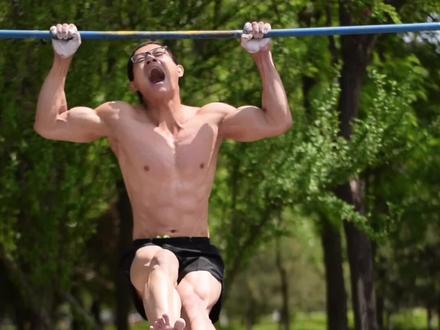 我看上个视频评论都想要原声,这次来个原声版,来感受下150秒一个引体的酸爽#挑战150秒一个引体向上 #要做一个猛男