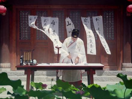 诗酒美城 魅力房县 (湖北省房县风光片) 诗酒美城 魅力房县 (湖北省房县风光片)
房县位于湖北省西北部十堰市、汉江中上游,地处大巴山脉与武当山脉之间,东接荆襄、西通川陕、南依神农、北抵武当,为湖北第二版图大县,“千里房县”的美誉由来已久。这里以诗经、黄酒、野人之谜“三张名片”闻名遐迩,
房县历史绵长,文脉深厚。一部诗传唱千年,《诗经》采录者和编纂者西周太师尹吉甫出生于此、食邑于此,《尹吉甫传说》被列为国家级非物质文化遗产。这片土地还承载着多元历史记忆:是炎帝神农尝百草的采药胜地,神农文化深深扎根;是“天下第一孝子”黄香的祖籍地,“忠孝名邦”的美名代代相传;是尧子丹朱、唐中宗李显等21位帝王将相的特放之地,宫廷文化延续至今;更是贺龙、柳直荀等革命家率部创立苏区的红色热土。
房县物产丰饶,独具风味。一壶酒美名远扬,房县黄酒已有三千年历史,其酿造工艺被确定为省级非物质文化遗产,不仅是国家地理标志保护产品,更助力房县获评“世界美酒特色产区”。
房县山水秀美,景致独特。一个谜引人入胜,中国十大未解之谜之一的“野人传说”在此广为流传,房县野人谷镇是最早发现野人踪迹的地方。2亿年沧海遗珠青峰大裂谷、600年时光遗迹明清老街、4000米地质断层养生温泉、瑰丽奇绝的喀斯特溶洞,在这里共同勾勒出一幅自然奇景画卷。
房县精心打造“诗经溯源、野人探秘、森林康养、薪火房县”四大精品旅游线路,逛西关印象,赏古街烟火;品甘醇黄酒,忆千年匠心;游野人洞(谷),探自然秘境;泡养生温泉,享身心舒缓,在“千里房县”邂逅专属的“诗酒远方”。#湖北旅游 #房县黄酒 #房县旅游 #湖北dou知道