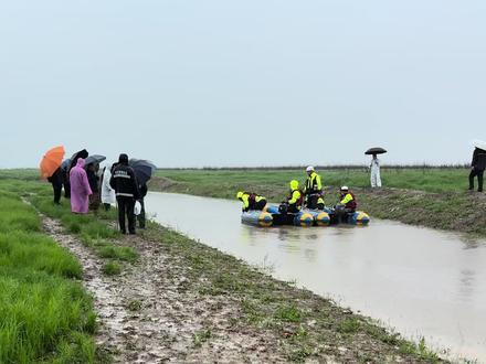 我隔壁阿姨 昨天上午3月22号在洞庭湖太平咀摘藜蒿 穿下水裤下去的 至今未归 目前还没找到人 电话关机 如果有钓友有在打野钓鱼的请帮忙留意看看 女性 年龄在50-60多岁#寻人启事