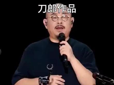 刀郎原唱《花妖》 由刀郎作词、作曲并演唱,收录于2023年7月19日出版发行的专辑《山歌寥哉》。《花妖》的创作灵感来自于蒲松龄《聊斋志异》中有关花妖的故事。一个富家小姐爱上了一个落魄书生,并私定了终身。但婚事遭到了小姐父亲的强烈反对。父亲暗地里下了狠手,杀害了这个穷书生。小姐悲痛欲绝,办完丧事后便殉情随书生而去了。地府感动于这对青年男女的坚贞爱情,为他们免去了“孟婆汤”,以使他们能保留记忆,在各自转世投胎后能继续前缘。然而,由于地府小鬼弄错了罗盘经,在投胎的时间上出了差错,使得他们二人虽然都转世投胎在同一个地方,但始终不能见面续缘,阴阳两隔。#刀郎作品 #一首歌一个故事 #花妖刀郎完整版 #抖音好听歌曲分享 #真人真唱