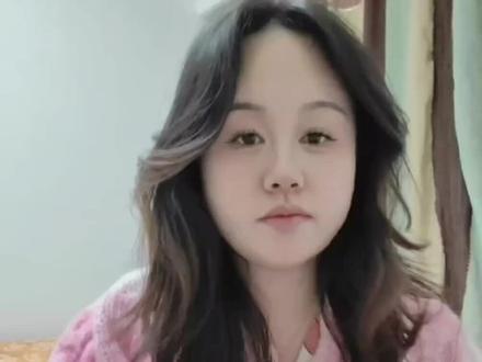 这一次真的更多的人通过镖人中阿育娅这个角色看到了陈丽君! 作为陈丽君这么多年的老粉,我从新龙门一直到现在真的是眼看着大家一点一点一次一次的在各个平台中看见她每一次都非常非常的骄傲,尤其是这一次镖人电影里面阿玉娅这个角色更是太让人惊喜了,因为她的所有的功底来自于一年又一年的戏曲的舞台中磨砺出来的,无论是演技中文戏的感情戏部分—尤其是在马车上那一段,她说出我们莫家还没有完这句话的时候,眼睛里既有眼泪还有好多红血丝,我的天呀,这真的是神仙演技!都是那种层层递进的让人感觉特别有深度的。打戏这一部分的话,因为它本身是有戏曲舞台的功底的,我们君君是文戏武戏都会唱的那种所以再结合着吴京老师和八爷的一些指导他的武打在电影中的打戏也是打的非常的实在,并没有因为是女孩子就比别人用力气少啊,或者是更轻松啊!反而是更加努力,包括打戏的时候都特别有劲儿,还有挨打的部分也都是真的在被打,真的是遍体鳞伤,实打实的在受伤手啊肩啊,身上全都是伤。就这样的人,这样的演员才应该被大家看见,被大家喜欢,希望更多的人能够通过这一部剧能够走进影院,能够去看见我们陈丽君老师在大荧幕的首次的电影的表现。#陈丽君 #陈丽君阿育娅 #陈丽君镖人 #镖人 #我就是大沙暴