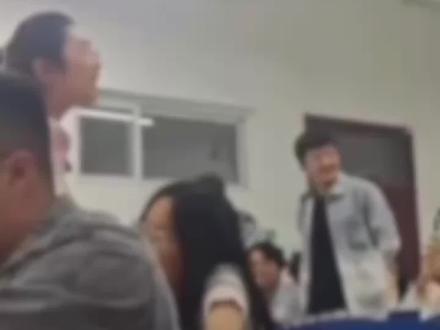 老师扶眼镜被学生逼道歉